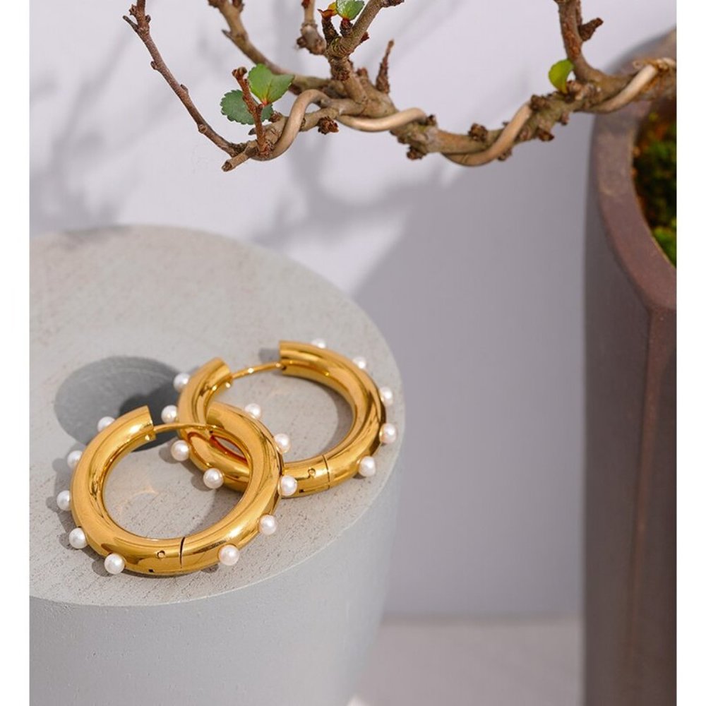 Vintage 18K Gold Hoop Earrings With Imitation Pearls - Picture 6 of 13